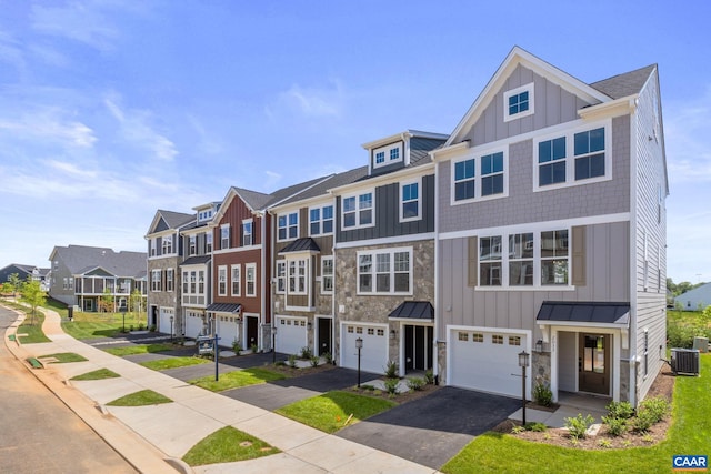 townhome / multi-family property featuring cooling unit