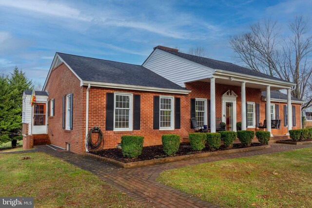 view of front of property with a front yard