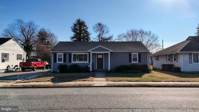 view of front of home featuring a front yard