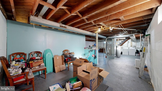 basement featuring washing machine and clothes dryer