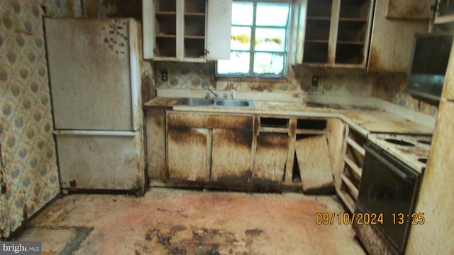 kitchen with sink and black / electric stove