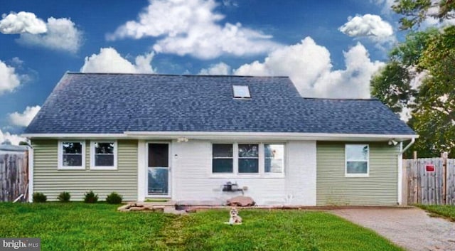 view of front facade featuring a front yard