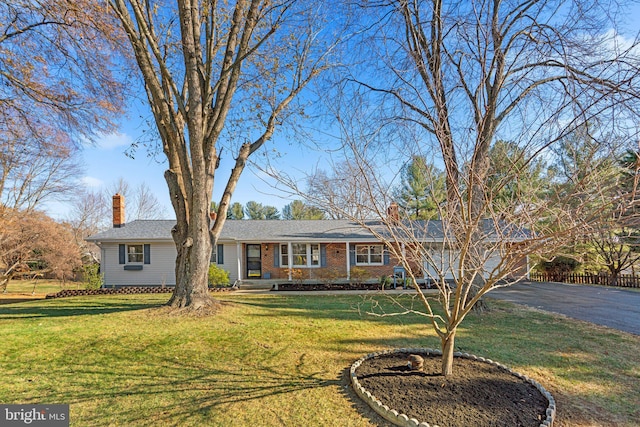 ranch-style house featuring a front yard