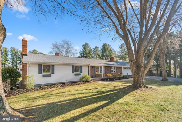 single story home featuring a front yard