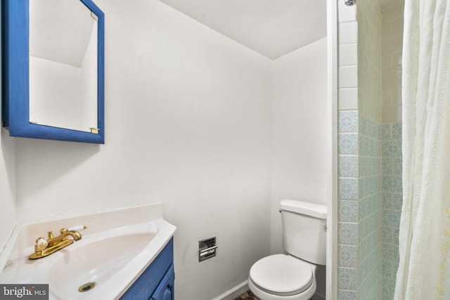 bathroom with a shower with curtain, vanity, and toilet