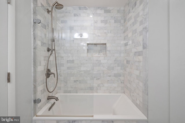 bathroom with tiled shower / bath combo