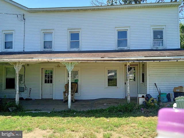 view of front of home with a front yard