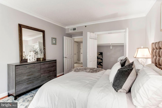 bedroom featuring crown molding, a closet, and a textured ceiling