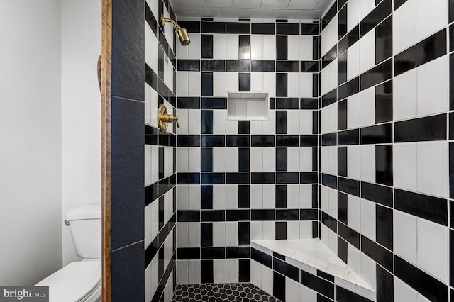 bathroom with toilet and tiled shower