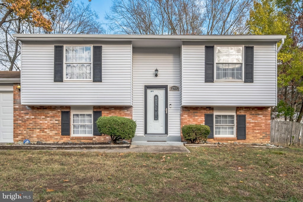 bi-level home featuring a front yard