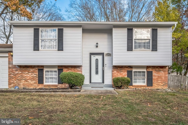 bi-level home featuring a front yard