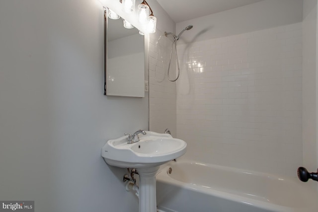 bathroom featuring tiled shower / bath