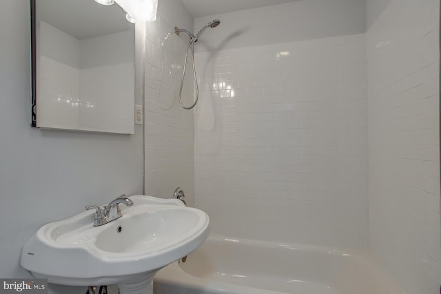 bathroom featuring sink and tiled shower / bath