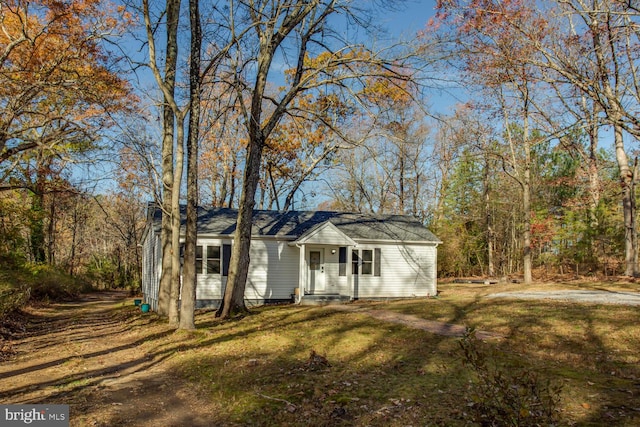 view of front of home featuring a front yard