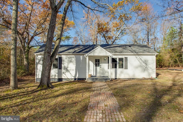 single story home featuring a front lawn