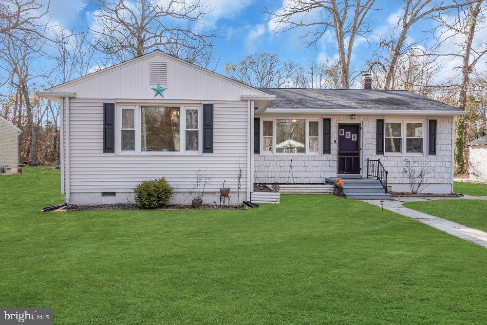 view of front of home featuring a front lawn