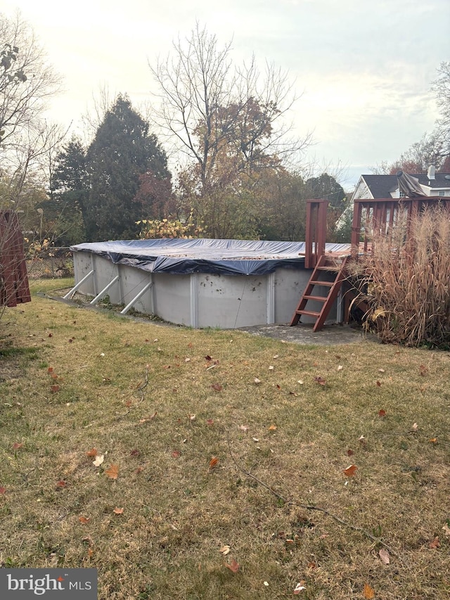 view of yard with a covered pool