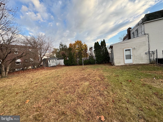 view of yard featuring a storage shed