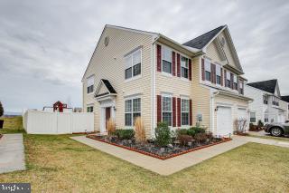 view of front of house featuring a garage and a front yard