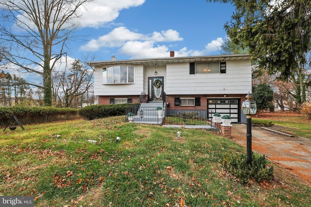 bi-level home featuring a front lawn and a garage