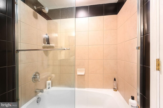 bathroom with tiled shower / bath