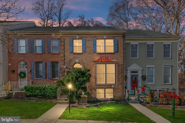 view of front of home featuring a yard