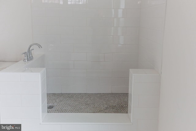 bathroom featuring a tile shower