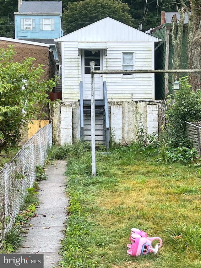 view of front of property featuring a front yard