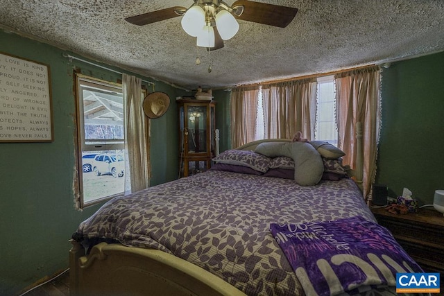 bedroom featuring ceiling fan and a textured ceiling