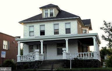 view of front of house featuring a porch