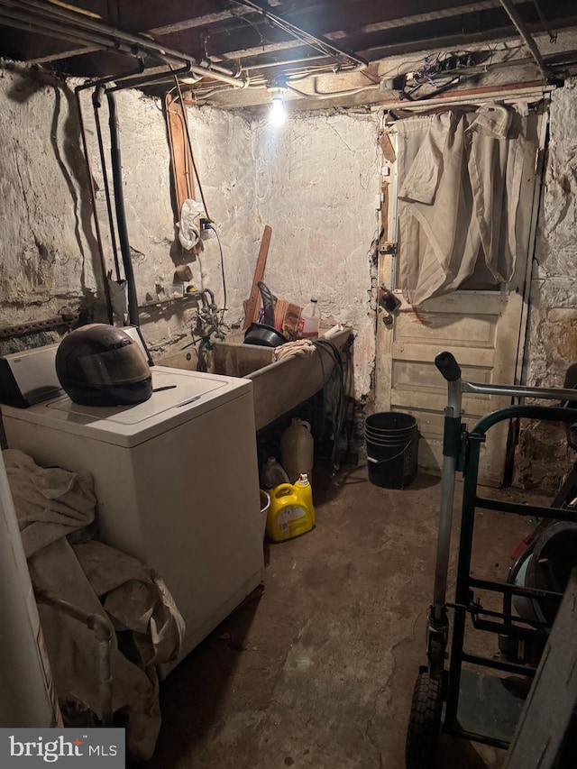 basement featuring washer / dryer