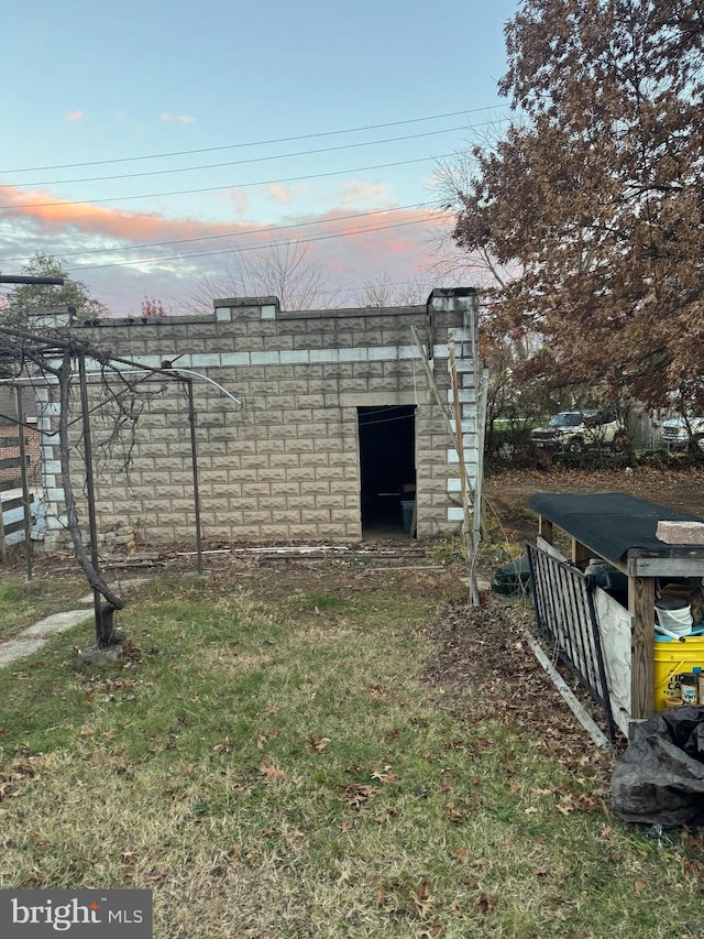 view of yard at dusk