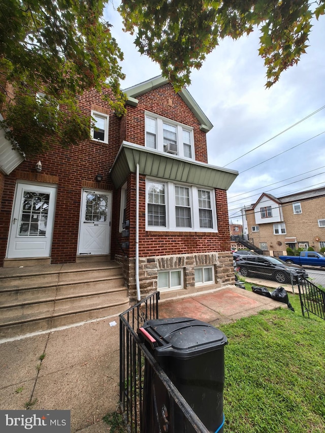 view of front of property with a front yard