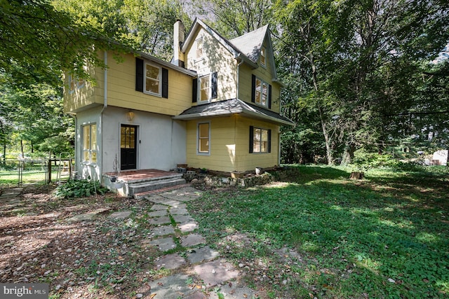 view of front of property with a front yard