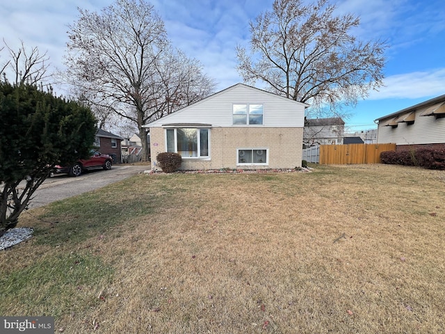 view of front of property featuring a front lawn