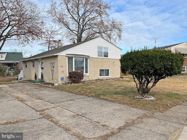 view of front facade featuring a front yard