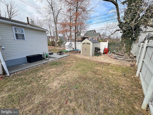 view of yard with a patio and a storage unit