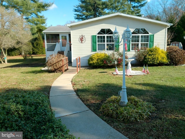 view of front of property with a front lawn