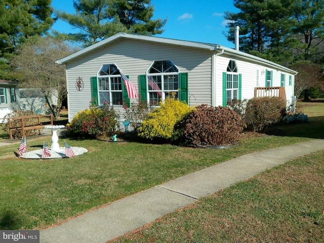 view of front of house featuring a front yard