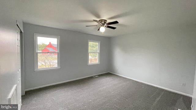 unfurnished room with carpet flooring and ceiling fan