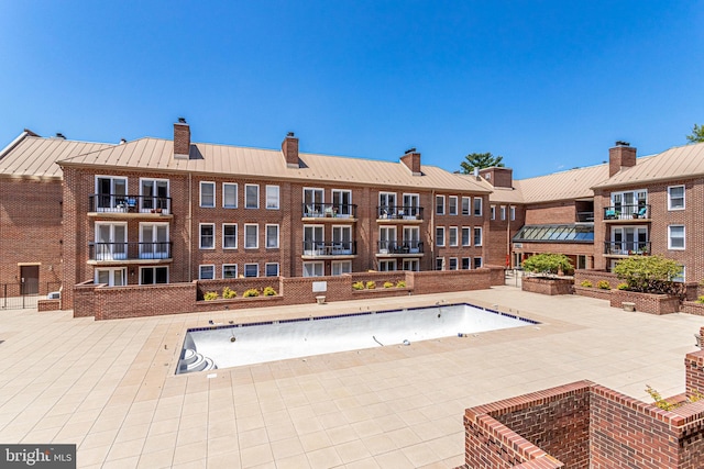 view of swimming pool