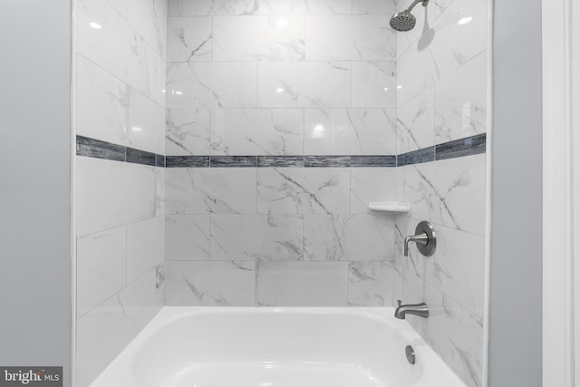 bathroom with tiled shower / bath