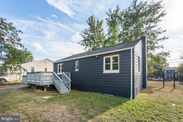 view of front of house featuring a wooden deck and a front yard