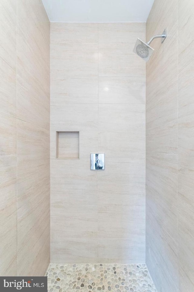 bathroom featuring tiled shower