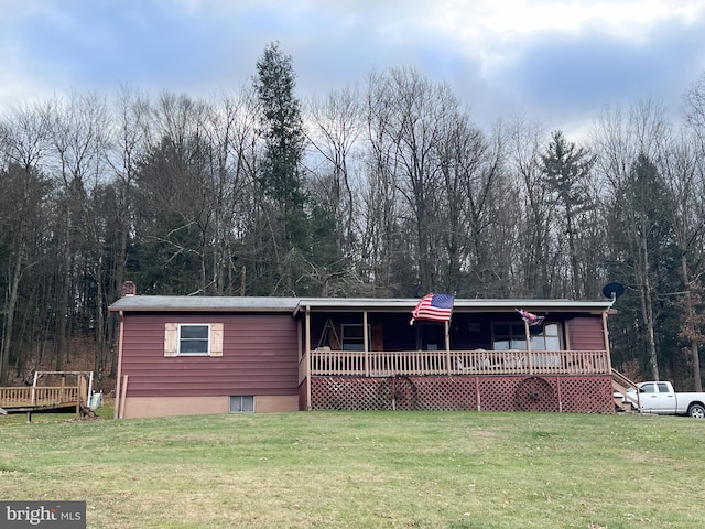 manufactured / mobile home with a front yard