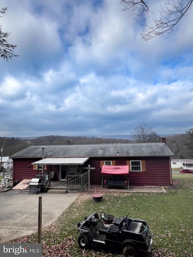 back of house featuring a lawn