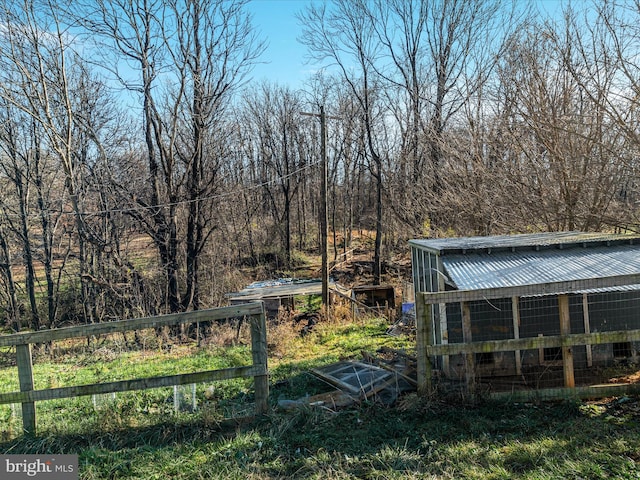 view of yard with an outbuilding