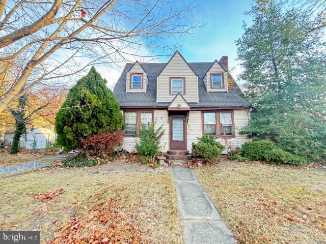 view of front of house with a front yard