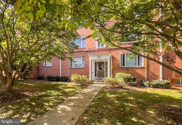 view of front of home with a front lawn