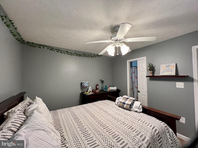 bedroom featuring ceiling fan and a textured ceiling